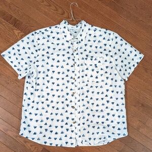 Old Navy - Short Sleeve, White/Blue Triangle Print Button Down Shirt - Men's XL